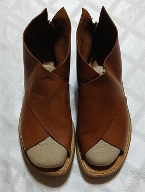 Born Iwa Crisscrossing Leather Sandals Size 9